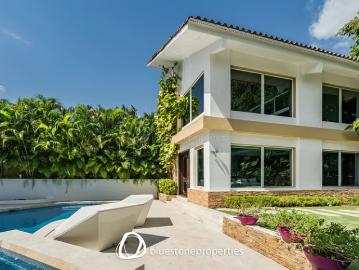 Altos del Golf – Patio y Piscina – 909mts2 – 1,600,000 | 4 recámaras por 1600. 00 en Santa María