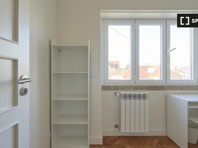 Aluga se quarto em casa de 14 quartos em Alvalade, Lisboa