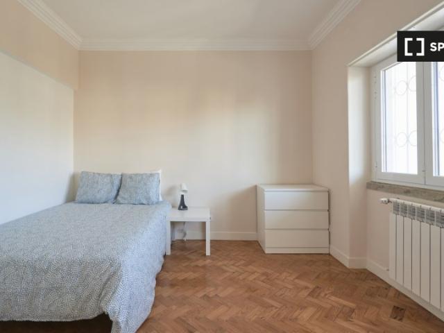 Aluga se quarto em casa de 14 quartos em Alvalade, Lisboa