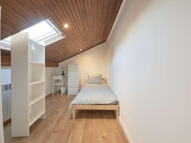 Aluga se quarto em casa de 14 quartos em Alvalade, Lisboa