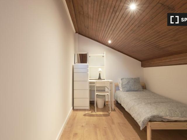 Aluga se quarto em casa de 14 quartos em Alvalade, Lisboa