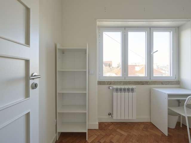 Aluga se quarto em casa de 14 quartos em Alvalade, Lisboa