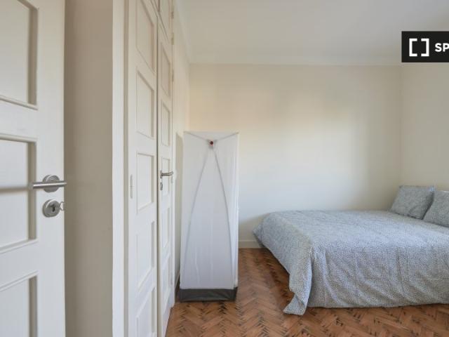 Aluga se quarto em casa de 14 quartos em Alvalade, Lisboa