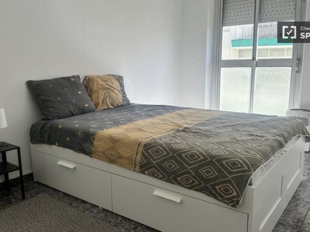 Aluga se quarto em apartamento de 3 quartos na Amadora