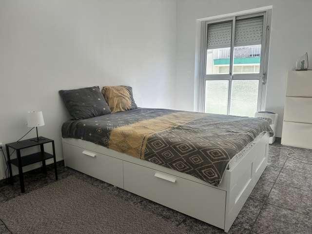 Aluga se quarto em apartamento de 3 quartos na Amadora