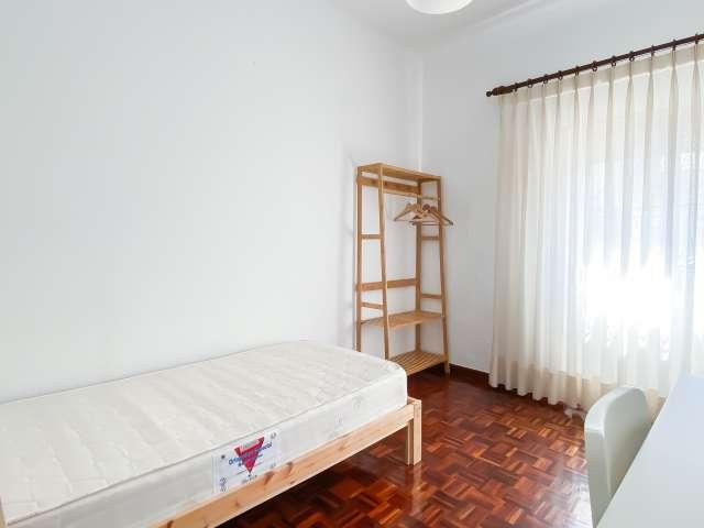 Aluga se quarto em apartamento de 3 quartos nos Jerónimos, Lisboa
