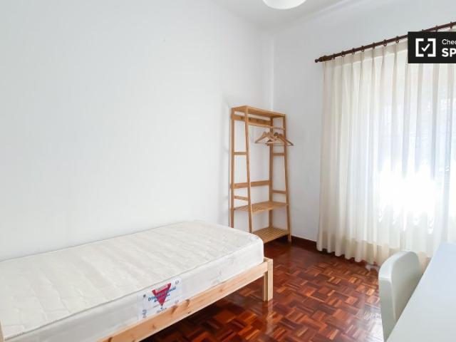 Aluga se quarto em apartamento de 3 quartos nos Jerónimos, Lisboa