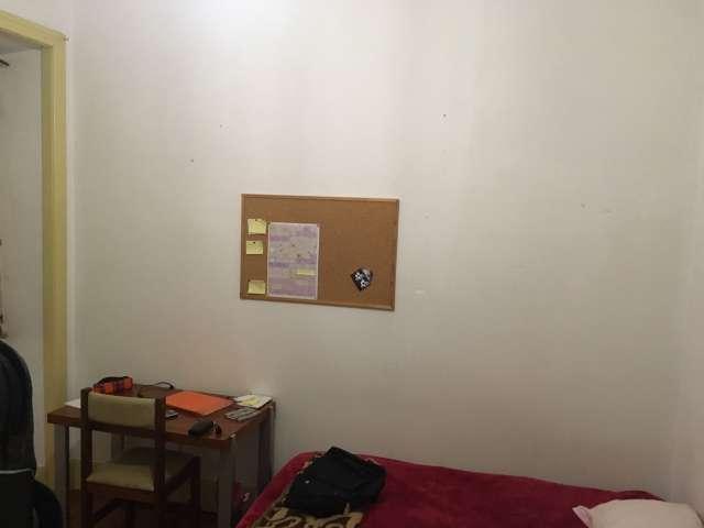 Aluga se quarto em apartamento de 3 quartos em Coimbra