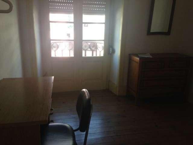 Aluga se quarto em apartamento de 3 quartos em Coimbra