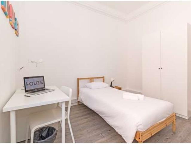 Aluga se quarto em apartamento de 11 quartos em Arroios, Lisboa