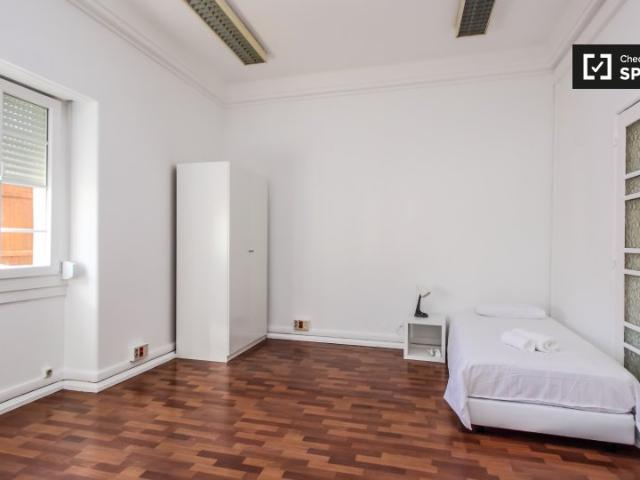 Aluga se quarto em apartamento de 11 quartos em Arroios, Lisboa