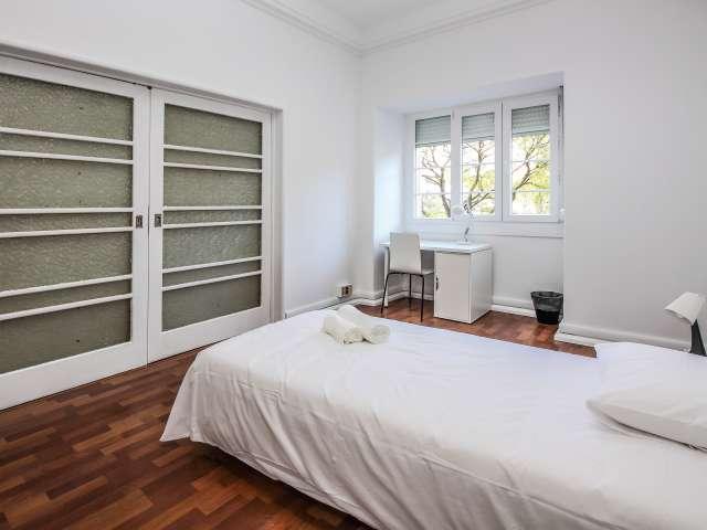 Aluga se quarto em apartamento de 11 quartos em Arroios, Lisboa
