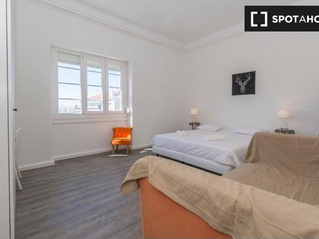 Aluga se quarto em apartamento de 11 quartos em Arroios, Lisboa