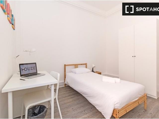 Aluga se quarto em apartamento de 11 quartos em Arroios, Lisboa