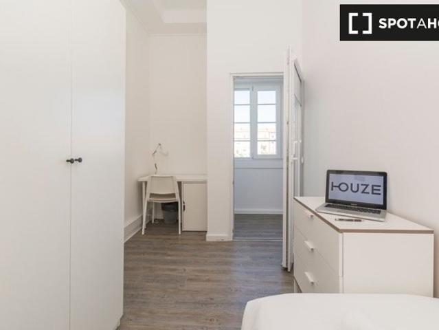 Aluga se quarto em apartamento de 11 quartos em Arroios, Lisboa