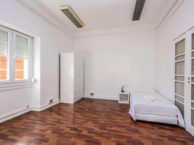 Aluga se quarto em apartamento de 11 quartos em Arroios, Lisboa