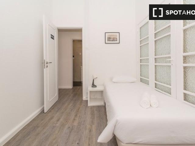 Aluga se quarto em apartamento de 11 quartos em Arroios, Lisboa