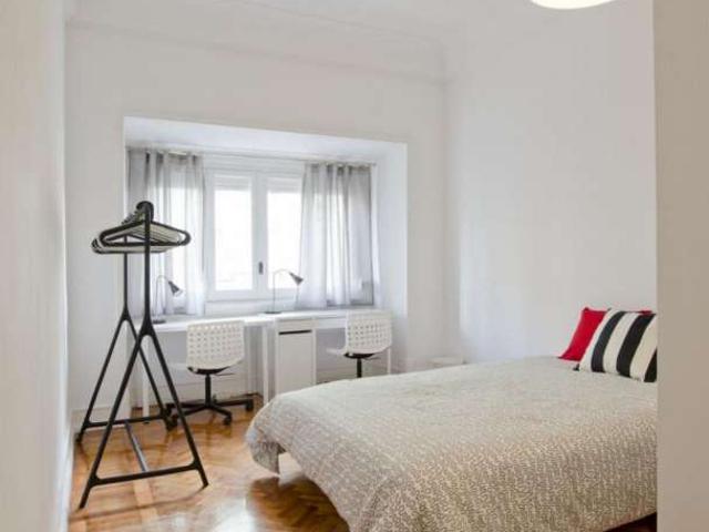 Aluga se quarto em apartamento de 11 quartos em Santa Cruz, Lisboa
