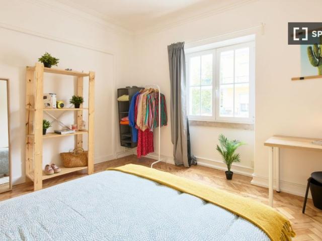 Aluga se quarto em apartamento de 7 quartos em Alvalade, Lisboa