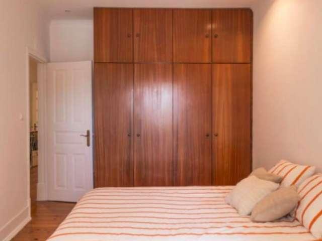 Aluga se quarto em apartamento de 4 quartos em Campolide, Lisboa