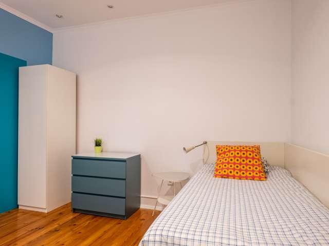 Aluga se quarto em apartamento de 4 quartos em Campolide, Lisboa