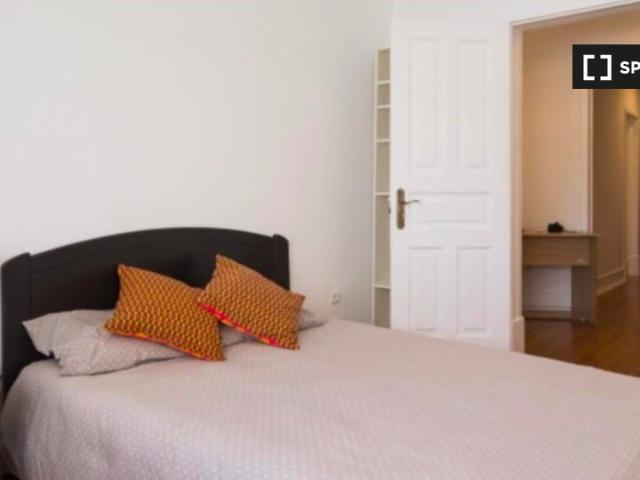 Aluga se quarto em apartamento de 4 quartos em Campolide, Lisboa