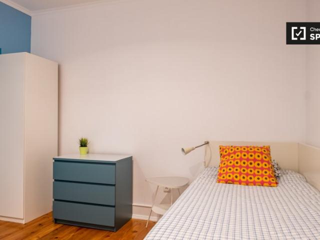 Aluga se quarto em apartamento de 4 quartos em Campolide, Lisboa