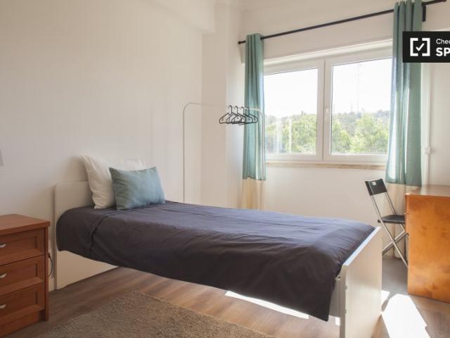Aluga se quarto em apartamento de 4 quartos em Carriche, Lisboa