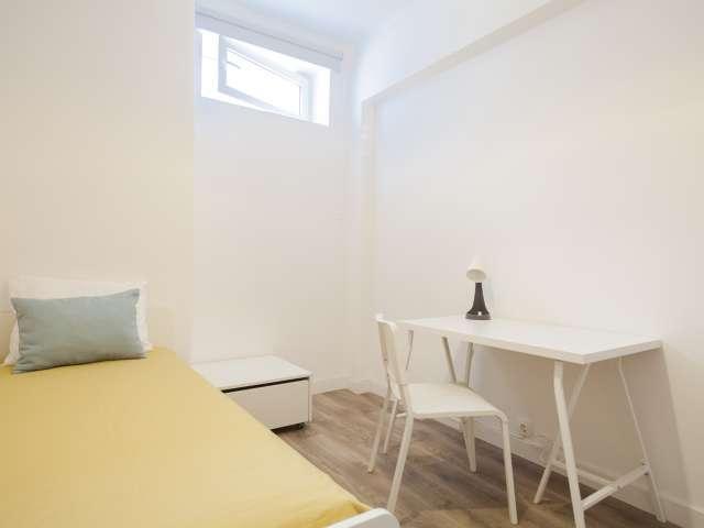 Aluga se quarto em apartamento de 4 quartos em Carriche, Lisboa