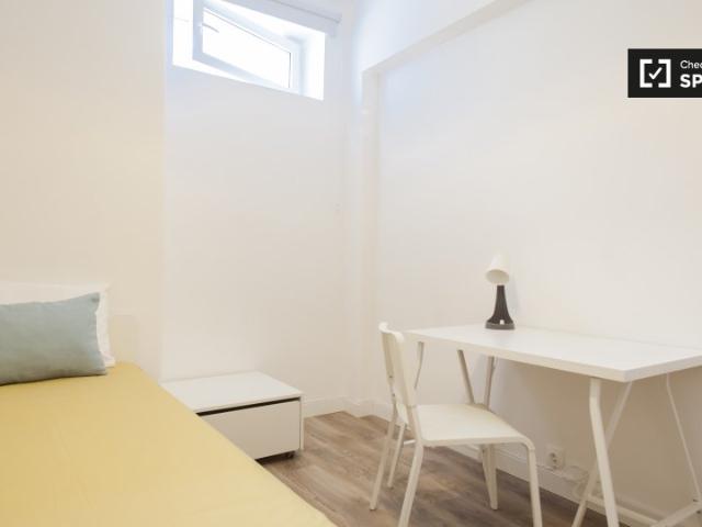 Aluga se quarto em apartamento de 4 quartos em Carriche, Lisboa