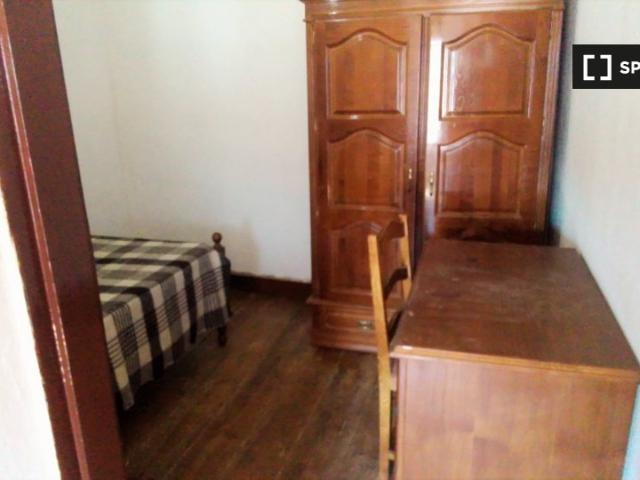 Aluga se quarto em apartamento de 4 quartos em Coimbra