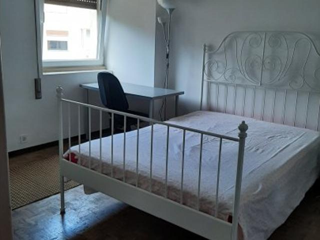 Aluga se quarto em apartamento de 4 quartos em Coimbra