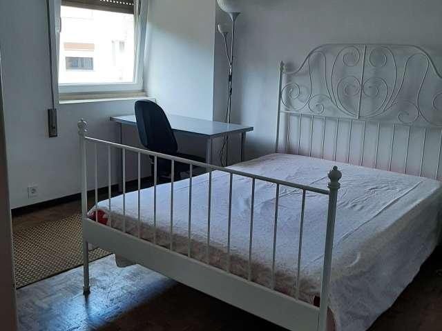 Aluga se quarto em apartamento de 4 quartos em Coimbra