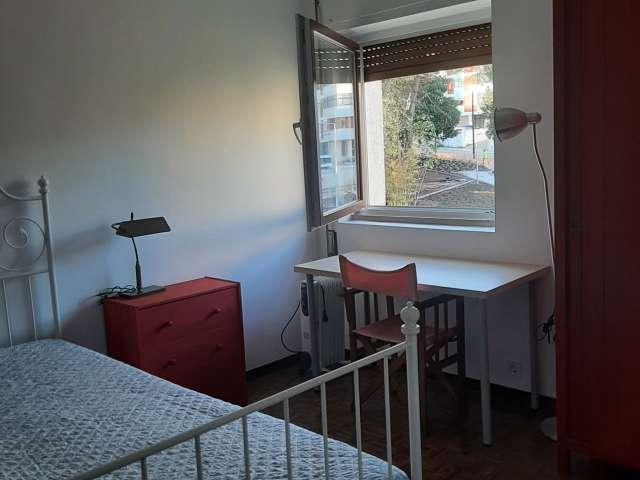 Aluga se quarto em apartamento de 4 quartos em Coimbra