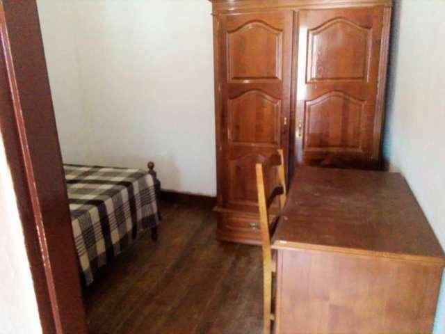 Aluga se quarto em apartamento de 4 quartos em Coimbra