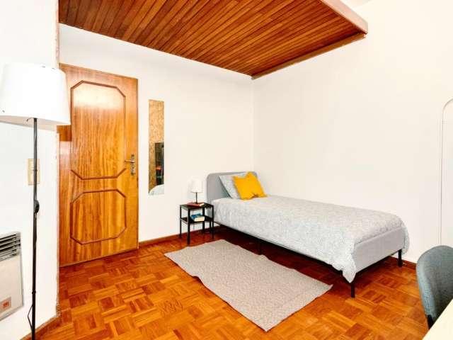 Aluga se quarto em apartamento de 5 quartos no Porto