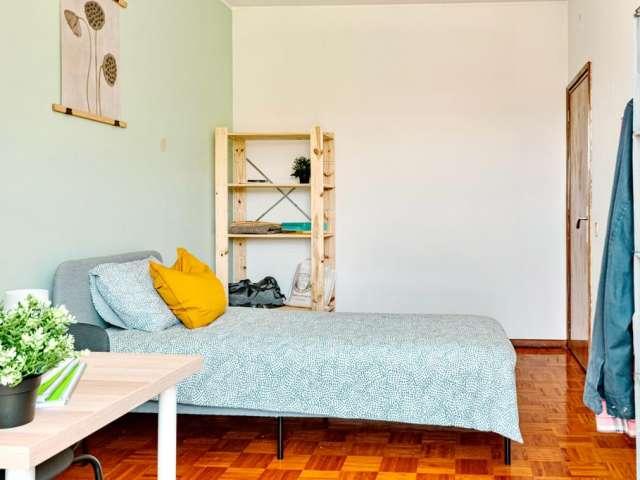 Aluga se quarto em apartamento de 5 quartos no Porto