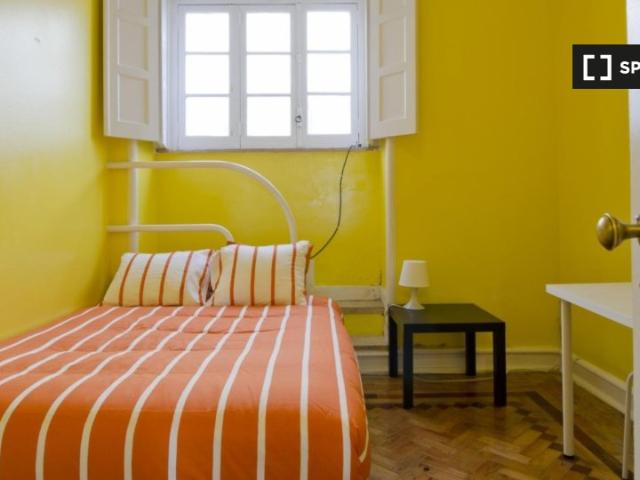 Aluga se quarto em apartamento de 6 quartos na Graça, Lisboa