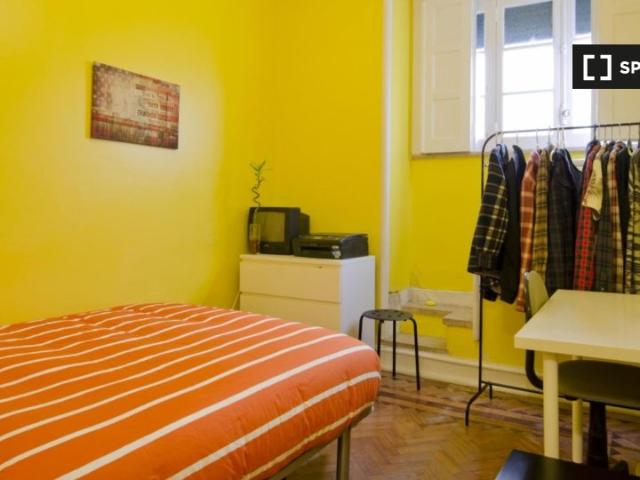 Aluga se quarto em apartamento de 6 quartos na Graça, Lisboa