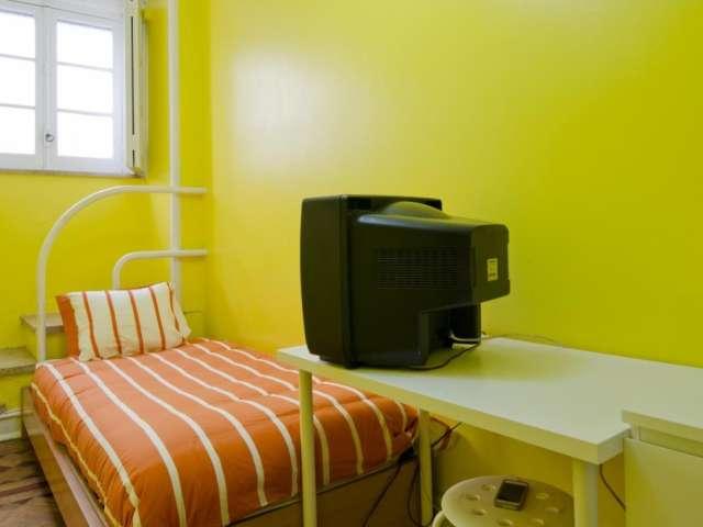 Aluga se quarto em apartamento de 6 quartos na Graça, Lisboa