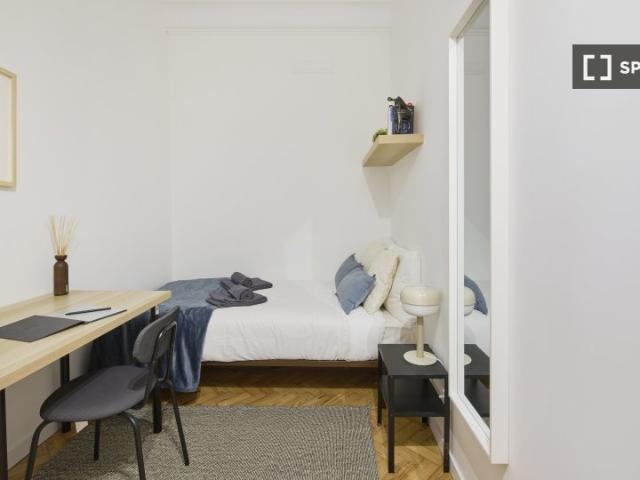 Aluga se quarto em apartamento de 9 quartos em Lisboa