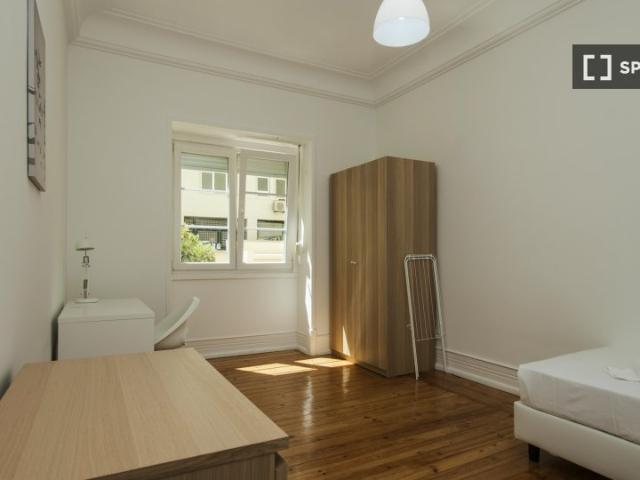 Aluga se quarto em apartamento de 9 quartos em Lisboa