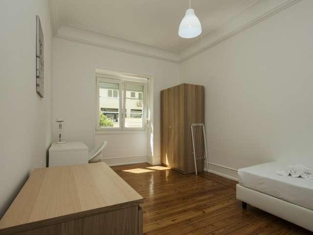 Aluga se quarto em apartamento de 9 quartos em Lisboa
