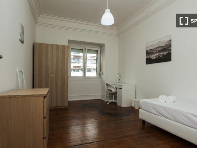 Aluga se quarto em apartamento de 9 quartos em Lisboa