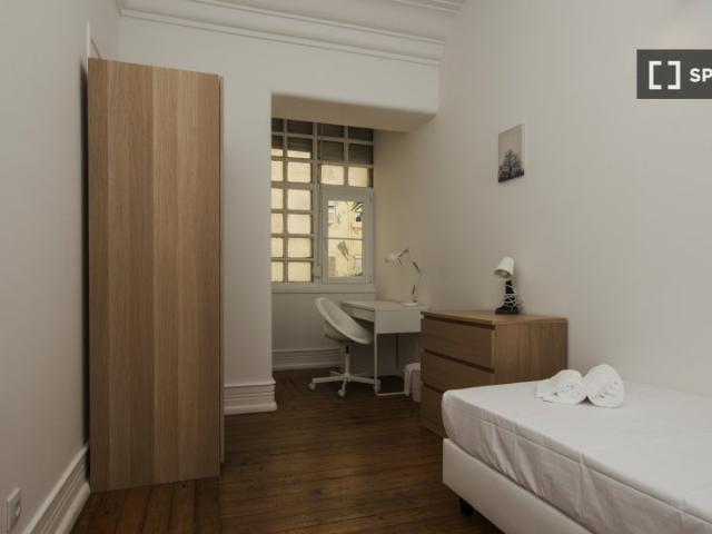 Aluga se quarto em apartamento de 9 quartos em Lisboa