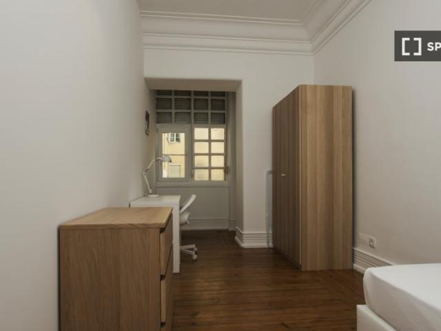 Aluga se quarto em apartamento de 9 quartos em Lisboa