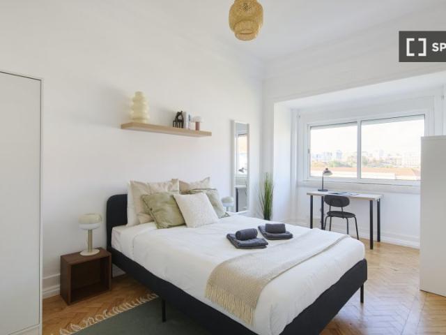 Aluga se quarto em apartamento de 9 quartos em Lisboa