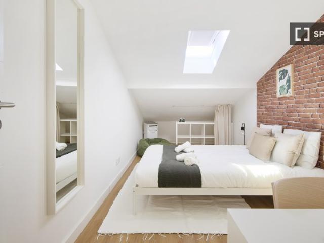 Aluga se quarto em apartamento de 9 quartos em Santa Cruz, Lisboa
