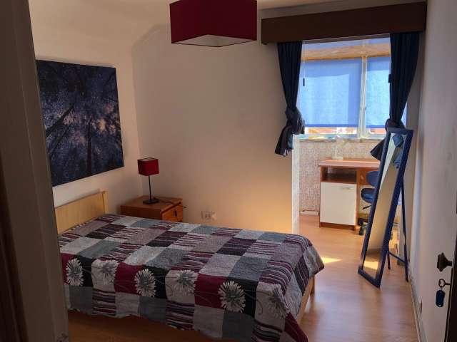 Aluga se quarto em apartamento partilhado de 5 quartos em Coimbra
