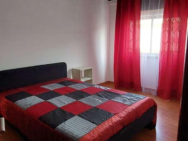 Aluga se quarto em apartamento partilhado em Famões
